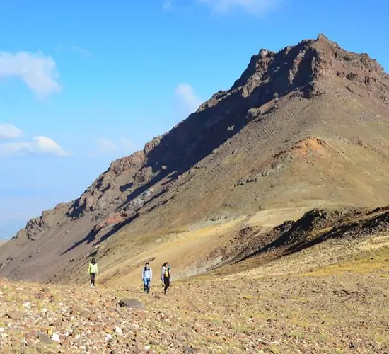 ru-climbing-aragats-eastern-peak