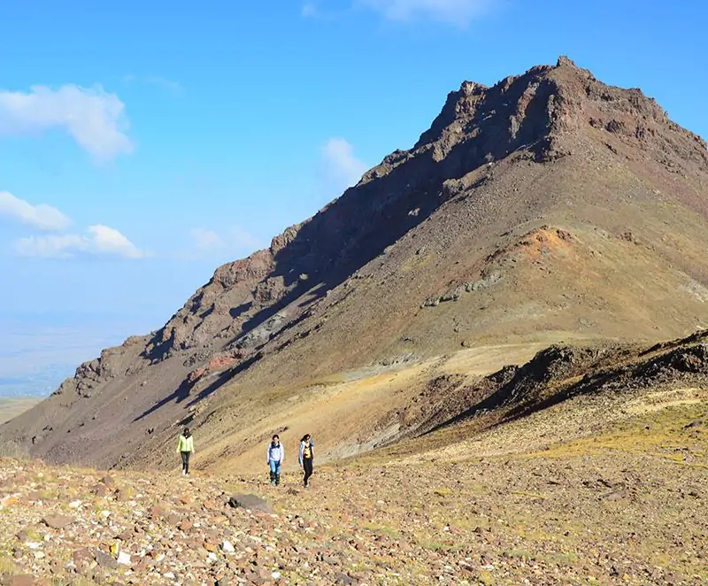 ru-climbing-aragats-eastern-peak